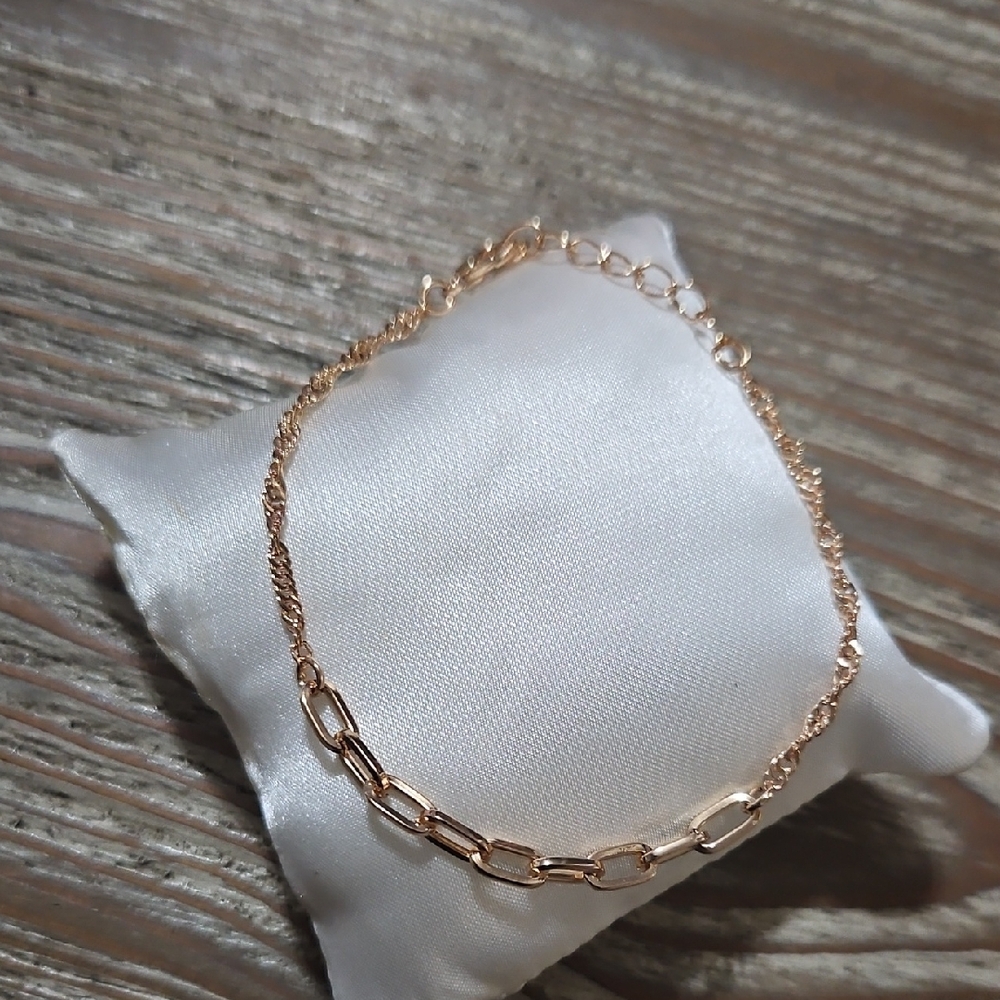 Elegant Gold Chain Bracelet